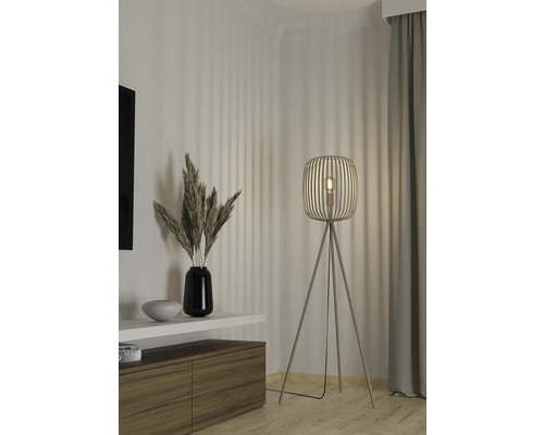 Stojací lampa v obývacím pokoji s dřevěnou nohou