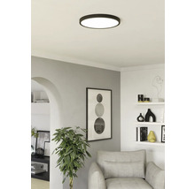 Moderní obývací pokoj s kulatým stropním svítidlem pro jasnou a stylovou atmosféru