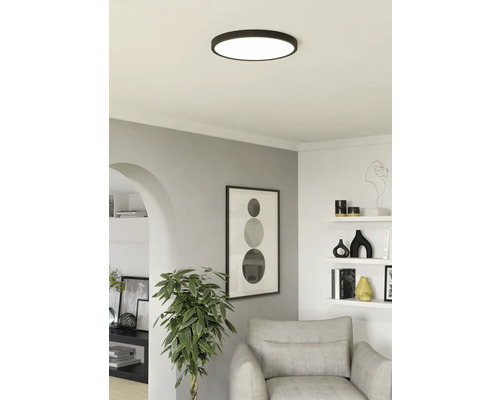 Moderní obývací pokoj s kulatým stropním svítidlem pro jasnou a stylovou atmosféru