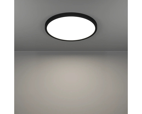 Kulaté stropní svítidlo v místnosti