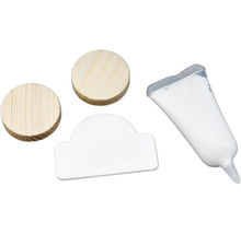 Dva dřevěné kolíky, bílá krytka a tuba lepidla