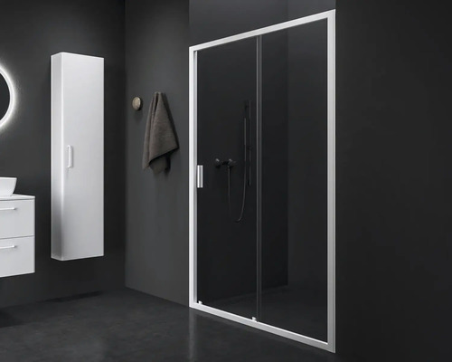 Koupelna se sprchovým koutem, skříňkou pod umyvadlo a vysokou skříní