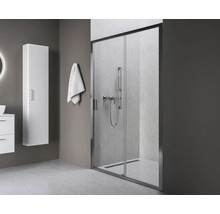 Koupelna se sprchovým koutem s posuvnými dveřmi, skříňkou pod umyvadlo a vysokou skříní