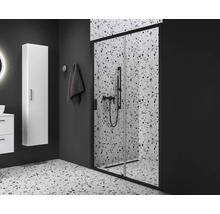 Koupelna se sprchovým koutem, umyvadlem a vysokou skříňkou