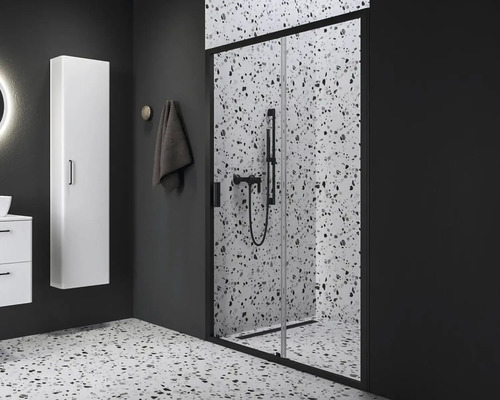 Koupelna se sprchovým koutem, umyvadlem a vysokou skříňkou