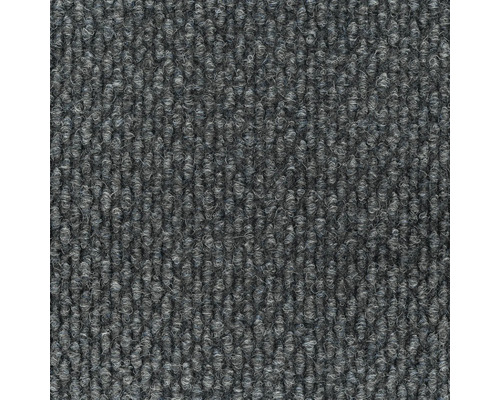 Detail šedého koberce.