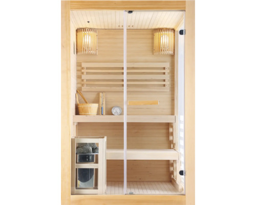 Vnitřní pohled na saunu s dřevěnými lavicemi, saunová kamna a příslušenství