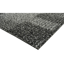 Detail šedého koberce.