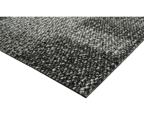 Detail šedého koberce.