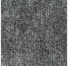 Detail šedého koberce.