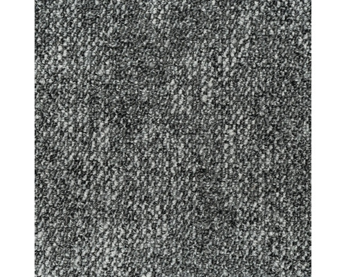 Detail šedého koberce.