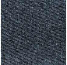 Detail tmavého koberce s jemnou texturou