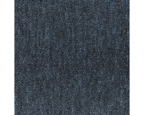 Detail tmavého koberce s jemnou texturou
