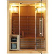 Dřevěná sauna se skleněnými dveřmi a vnitřním vybavením