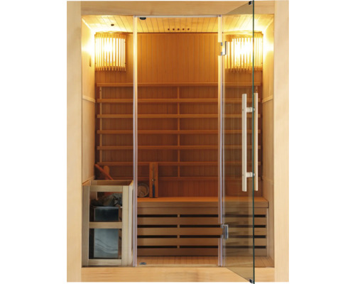Dřevěná sauna se skleněnými dveřmi a vnitřním vybavením