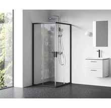 Rohová sprcha s černým rámem, umyvadlo a zrcadlo v koupelně