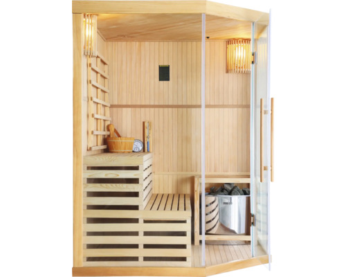 Interiér sauny s dřevěnými lavicemi, kamny a skleněnou přední stěnou