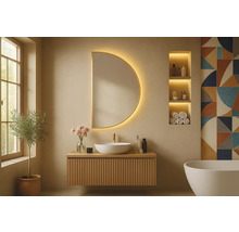 Koupelna s umyvadlovou skříňkou, zrcadlem s osvětlením, regálem a vanou