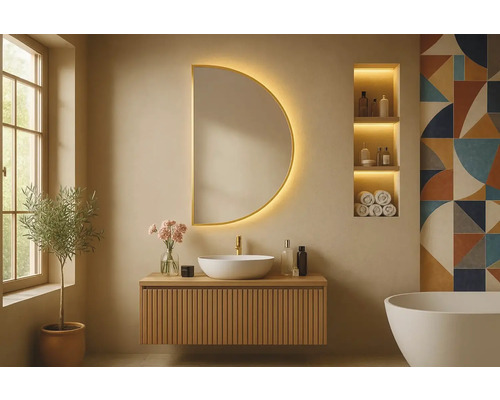 Koupelna s umyvadlovou skříňkou, zrcadlem s osvětlením, regálem a vanou