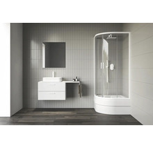 Světlá koupelna se sprchou, umyvadlem a zrcadlem pro moderní atmosféru