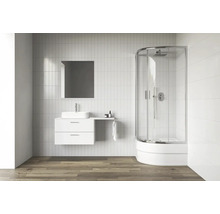 Koupelna se sprchou, umyvadlem, zrcadlem a obklady