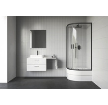 Světlá koupelna s umyvadlem, zrcadlem a sprchovým koutem