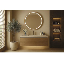 Moderní koupelna s kulatým zrcadlem, umyvadlovou skříňkou a policí