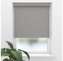 Šedá roleta v okně