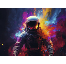 Astronaut s helmou a skafandrem na barevném pozadí.