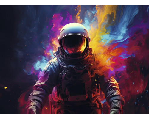 Astronaut s helmou a skafandrem na barevném pozadí.