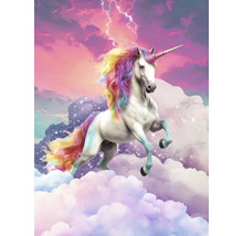 Jednorožec s barevnou hřívou a ocasem na pozadí mraků a blesků.