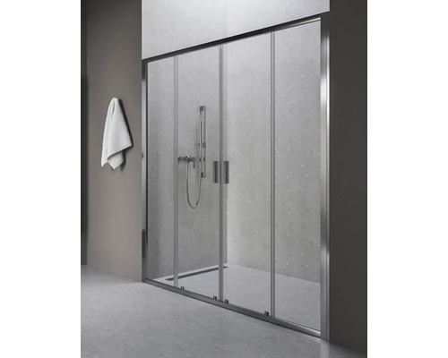 Sprchová zástěna s posuvnými skleněnými dveřmi a kovovým rámem v koupelně.