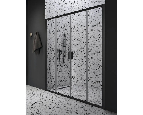 Sprchový kout s černým rámem v koupelně s teracovou dlažbou