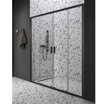 Sprchový kout s černým rámem a skleněnými panely v koupelně