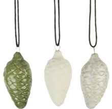 Tři vánoční ozdoby ve tvaru šišky se šňůrkou