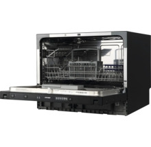 Otevřená myčka s kovovým vnitřkem a koši na nádobí.