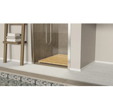 Koupelna se sprchou, dřevěným roštem a držákem na ručníky