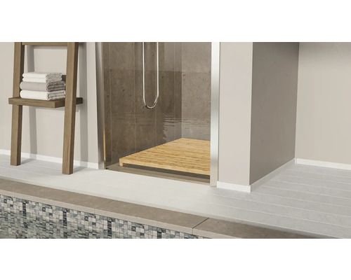 Koupelna se sprchou, dřevěným roštem a držákem na ručníky