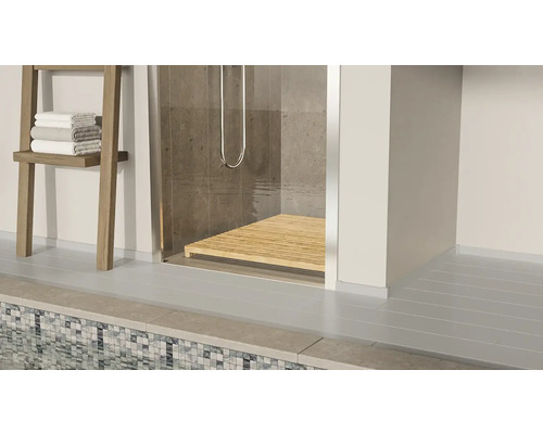 Koupelna se sprchou, sprchová stolička, ručníky a žebřík na ručníky