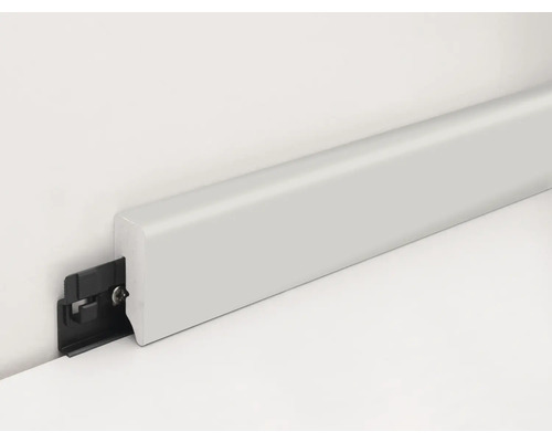 Podlahová lišta s montážní sponou na stěně a podlaze