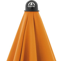 Detailní pohled na slunečník s logem Doppler