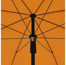 Vnitřní pohled na otevřený oranžový deštník s černým rámem.