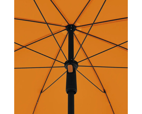 Vnitřní pohled na otevřený oranžový deštník s černým rámem.