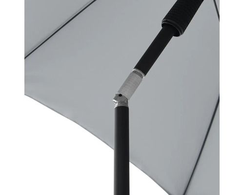 Detailní pohled na slunečník s černým rámem a nastavitelným kloubem.