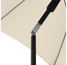 Detail slunečníku s černým rámem a světlou stříškou