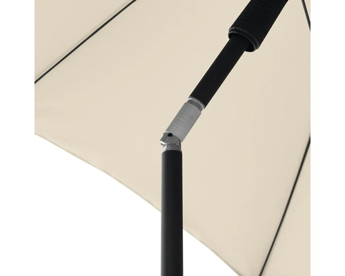 Detail slunečníku s černým rámem a světlou stříškou