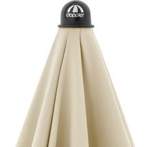 Detailní pohled na slunečník s logem Doppler