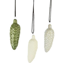 Tři šiškové vánoční koule visí na stuhách