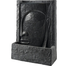 Zahradní fontána s tváří Buddhy z kamene