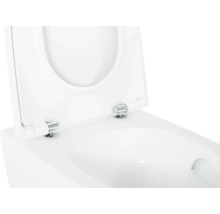 Detailní pohled na bílou WC keramiku s otevřeným WC sedátkem